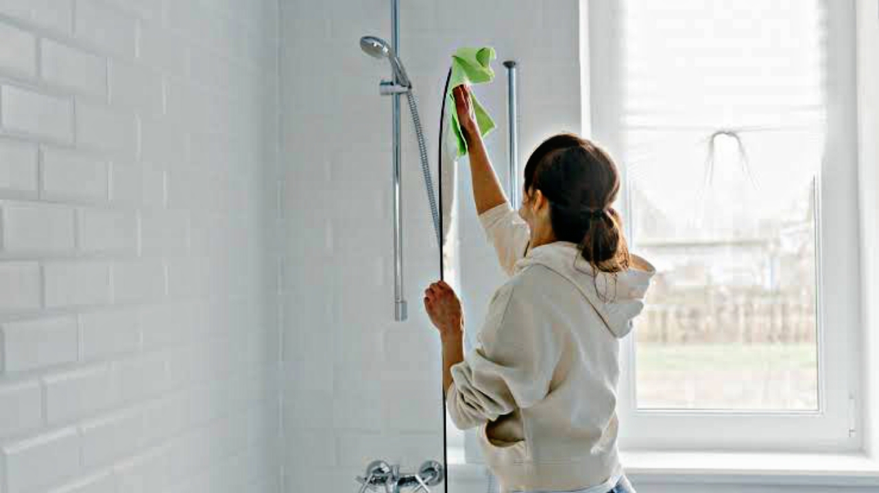 How to clean glass shower doors 